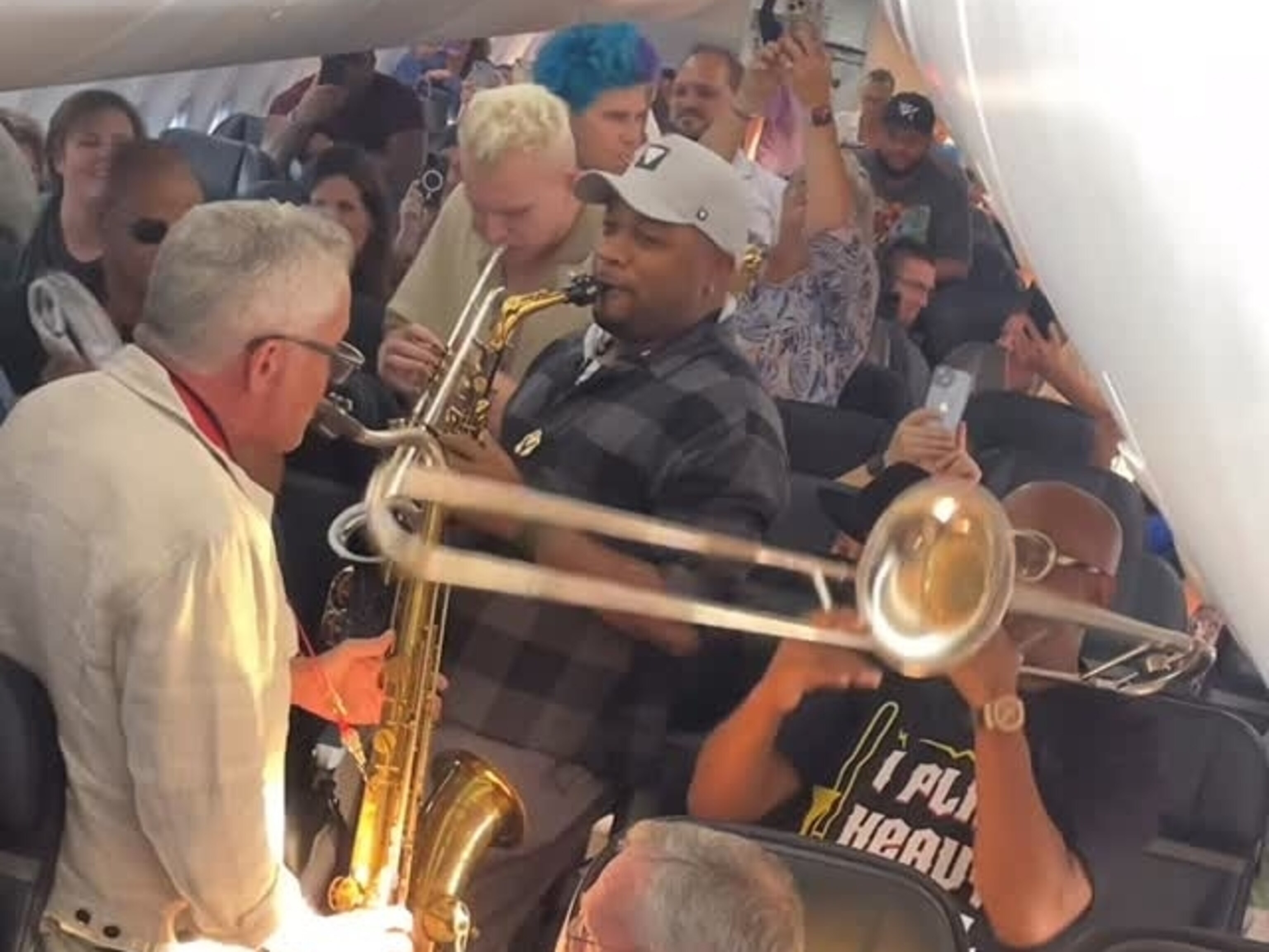 Famed jazz group gives spontaneous in-flight performance amid