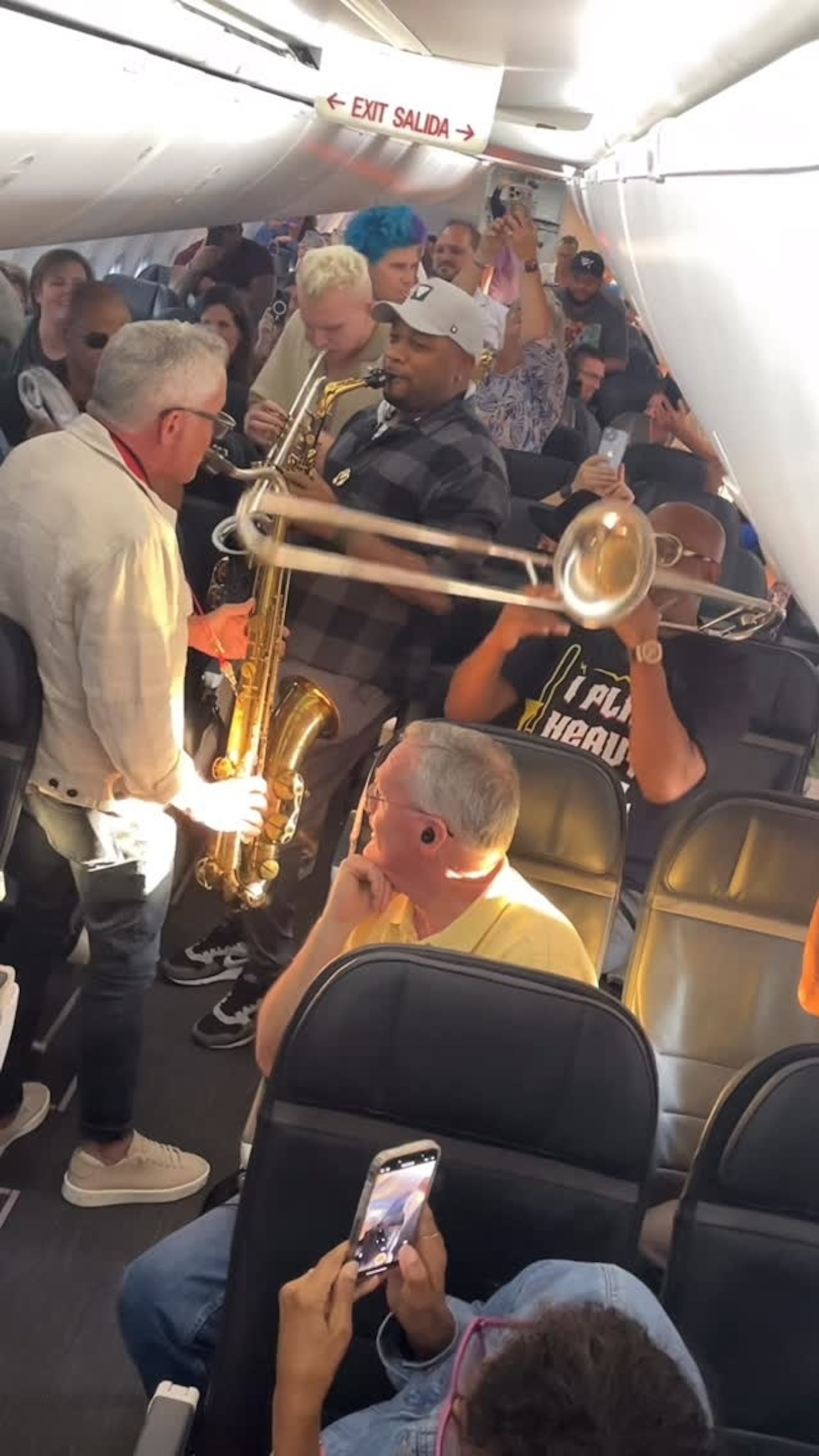Famed jazz group gives spontaneous in-flight performance amid