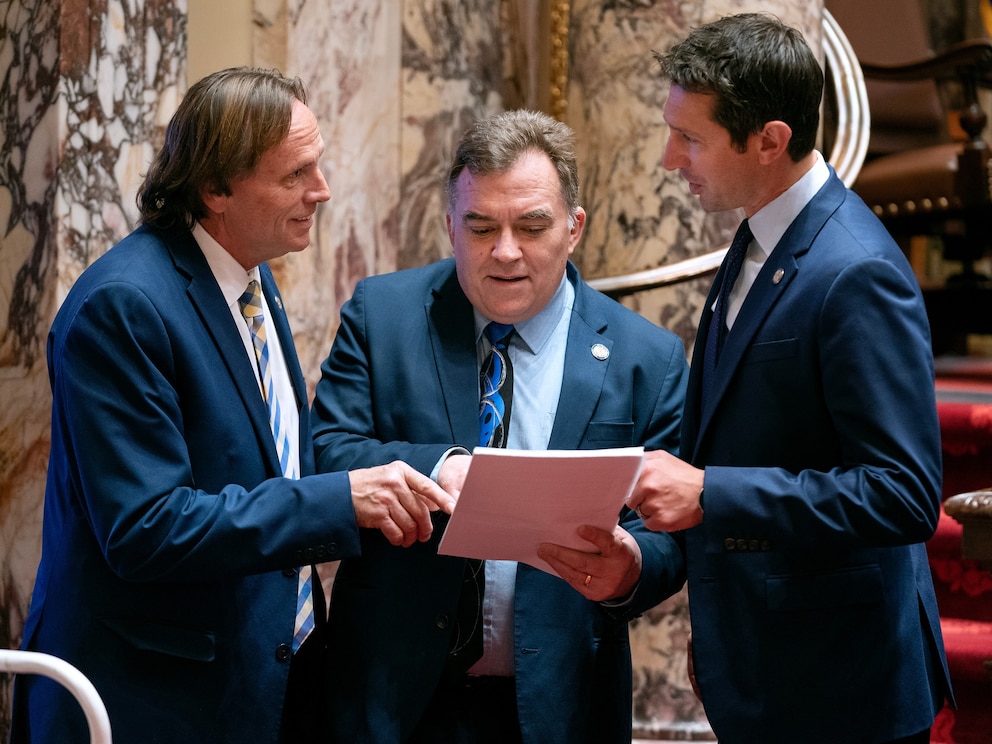 PHOTO: Jim Abeler, John Hoffman, Jeremy Miller discuss senate business during a floor session, on Jan. 4, 2023. 
