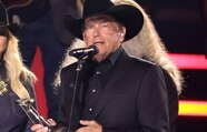 George Strait s Grandkids Watch As He Accepts CMA Lifetime Achievement 