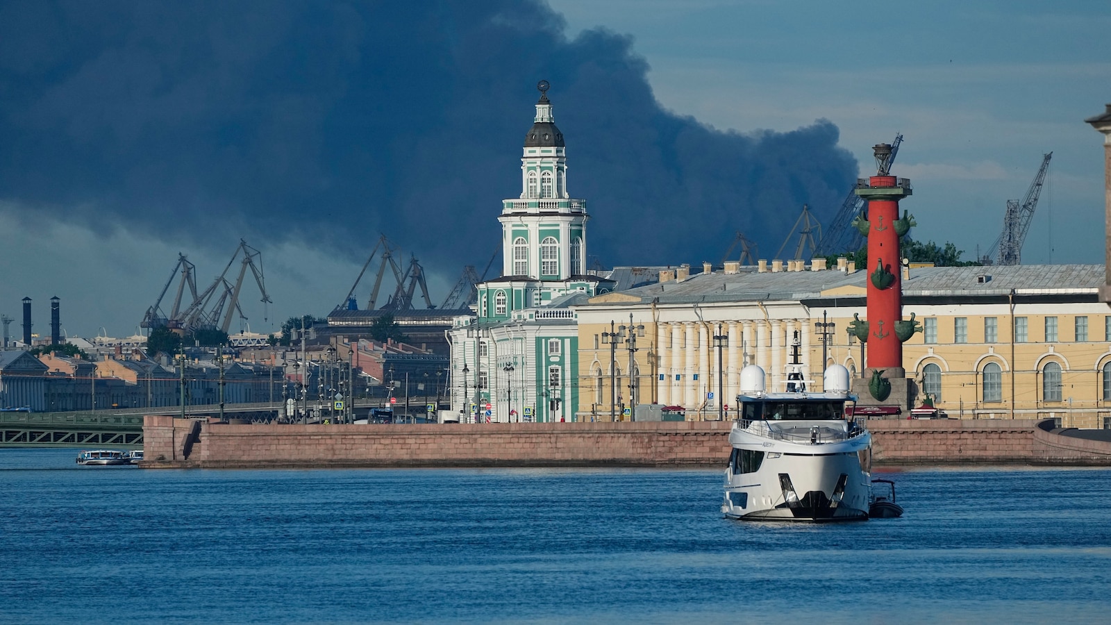 Руснаците преживяха лято на смут с газова криза и рояци дронове, когато войната дойде у дома