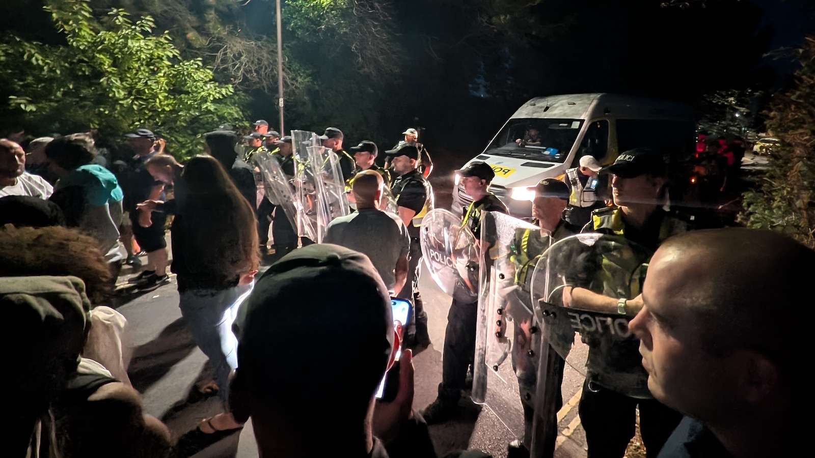 UK government condemns anti-immigrant demonstrators after Channel crossing protests