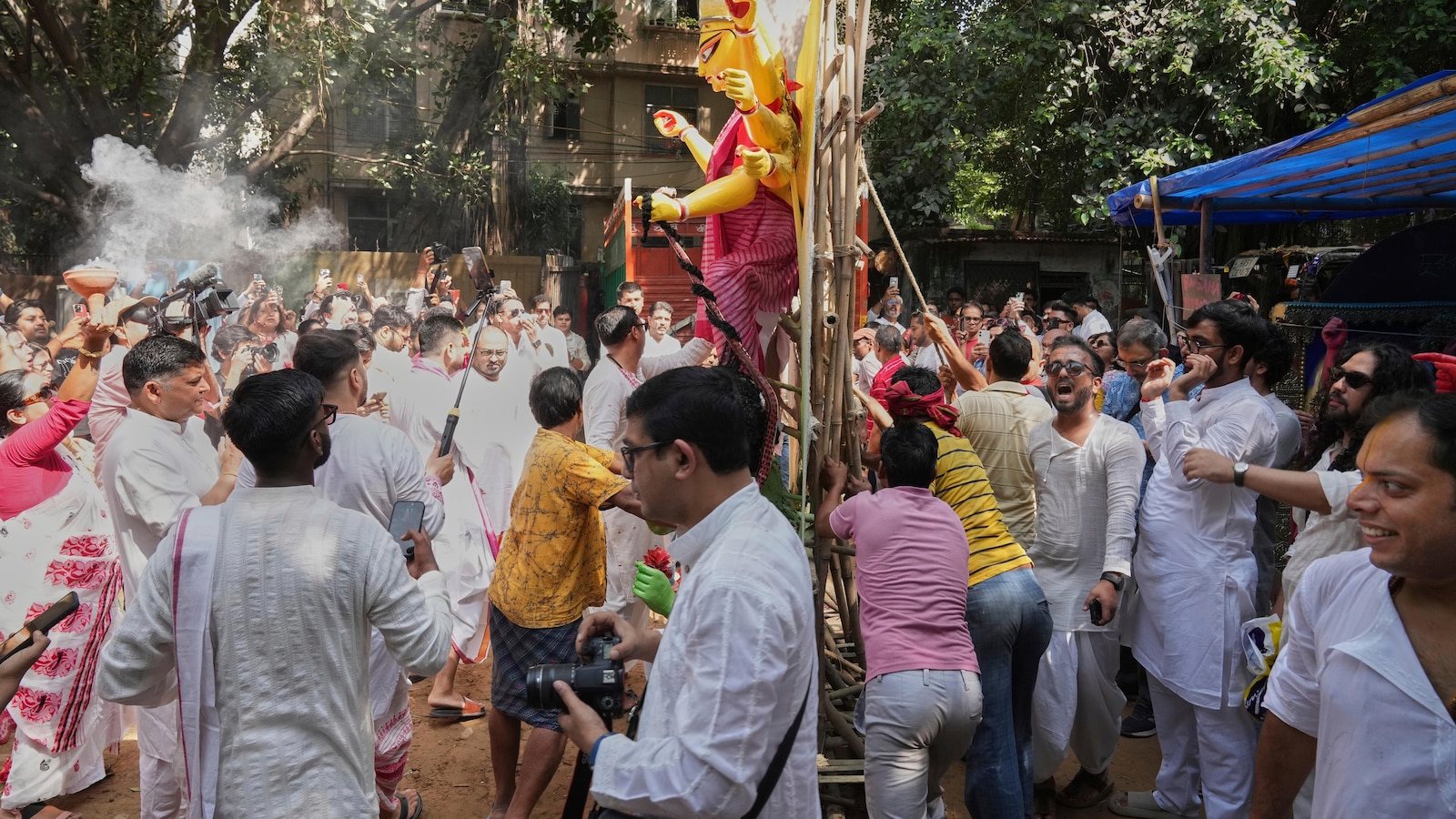 Shardiya Navaratri and Dasara Begin Nationwide