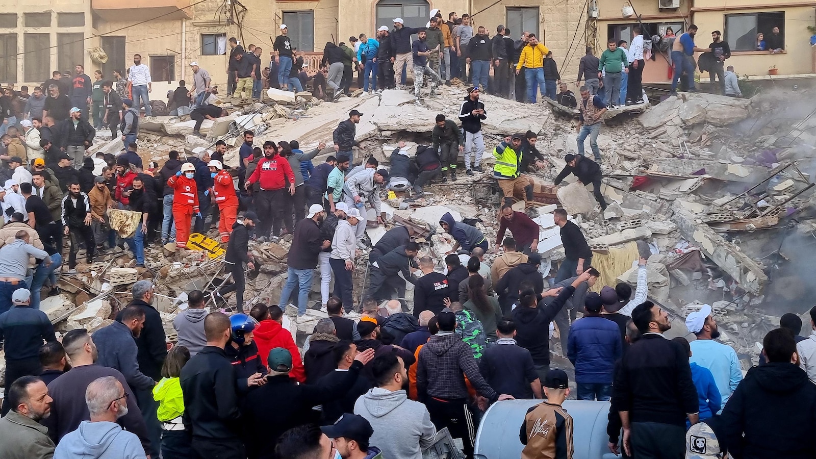 Броят на хората убити при срутване на сграда в Триполи