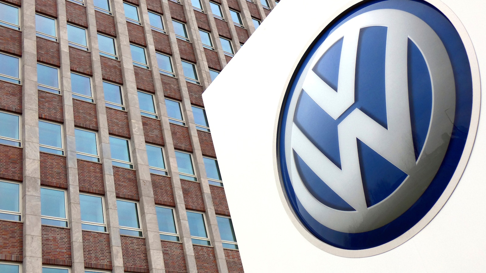 Главният изпълнителен директор на Volkswagen иска да избегне затварянето на заводи, тъй като автомобилният производител се опитва да намали разходите