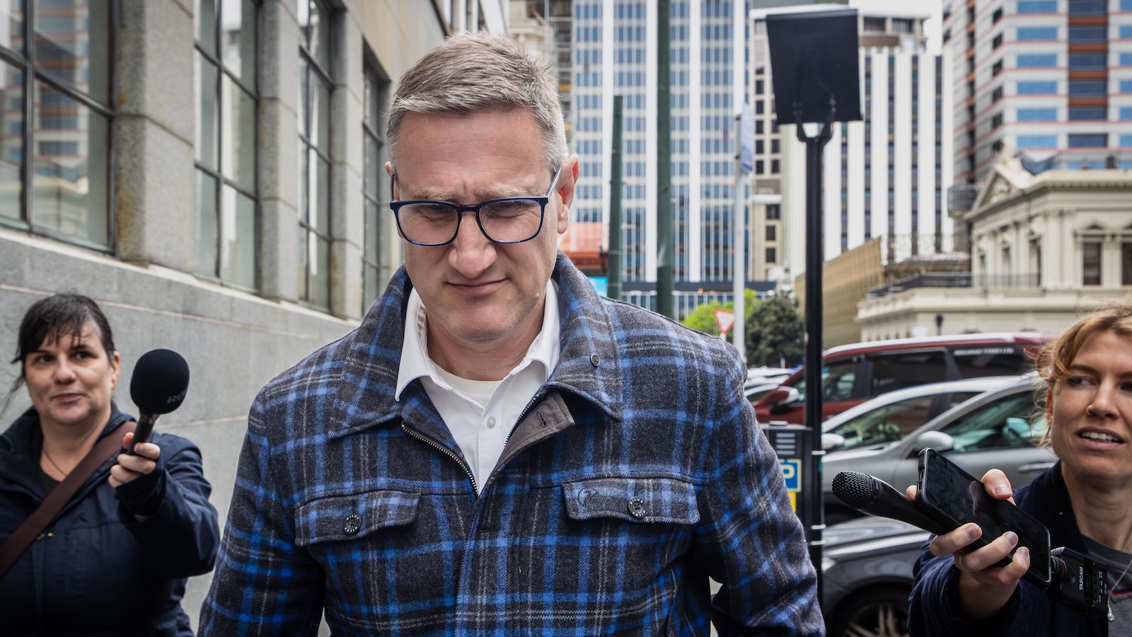 كيف أثار سقوط ضابط كبير في الشرطة النيوزيلندية غضباً شعبياً وفتح تحقيقاً