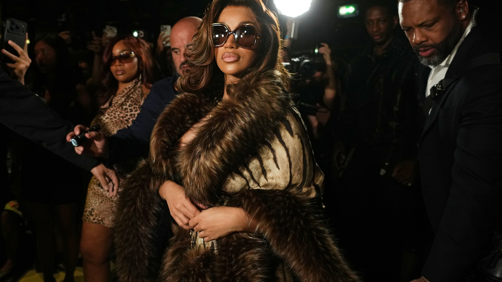 Cardi B носи звездна сила, докато Roberto Cavalli се вихри на Седмицата на модата в Милано