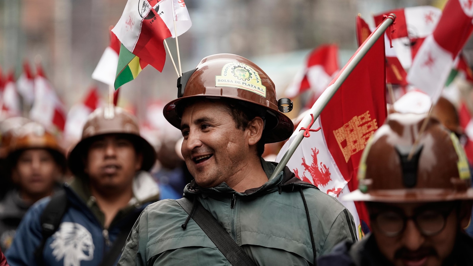 Работници, организирани от ключов синдикален митинг в Боливия срещу премахването на субсидиите за горива