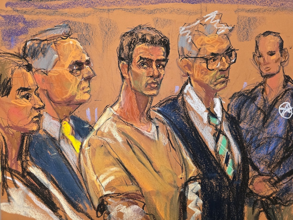 PHOTO: Luigi Mangione stands in prison clothes with his lawyers as he is arraigned on a federal indictment on charges of murdering UnitedHealthcare CEO Brian Thompson, in New York Federal Court, in New York City, April 25, 2025 in this courtroom sketch.