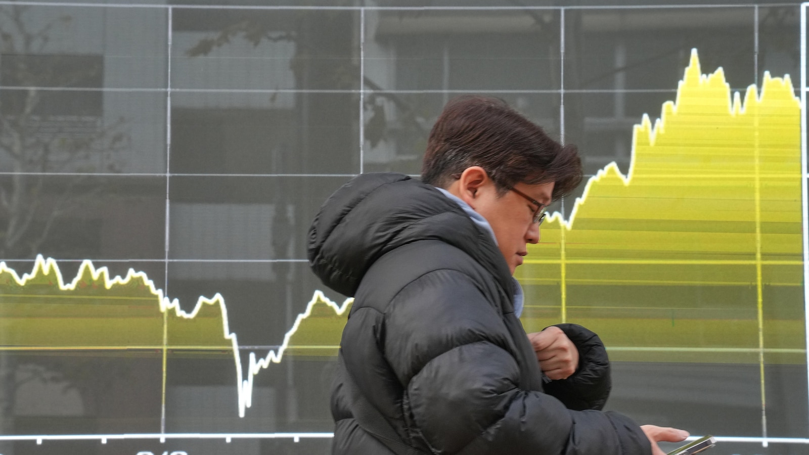 Asian shares advance after Japan raises its key interest rate to its highest level in 30 years