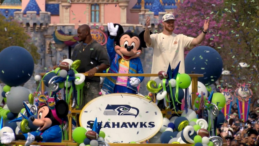 Video Seahawks meet a mouse at Disneyland