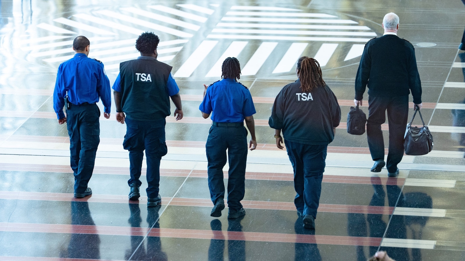 TSA officers receive their 1st paychecks in weeks
