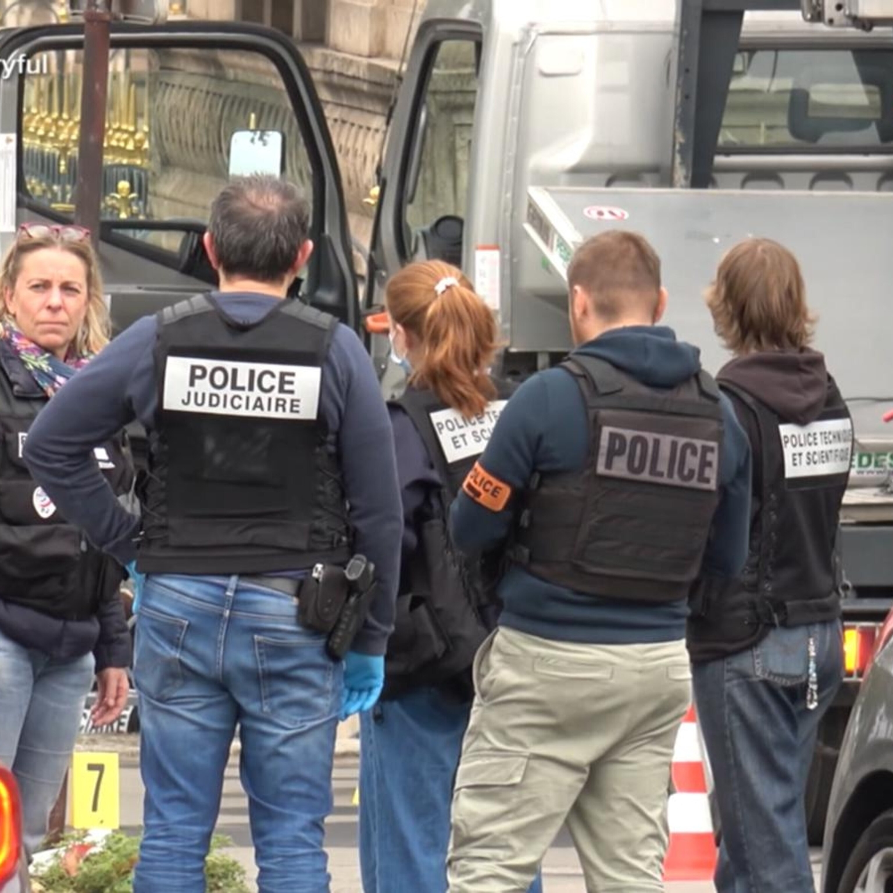 Video 2 suspects arrested in relation to Louvre heist: French