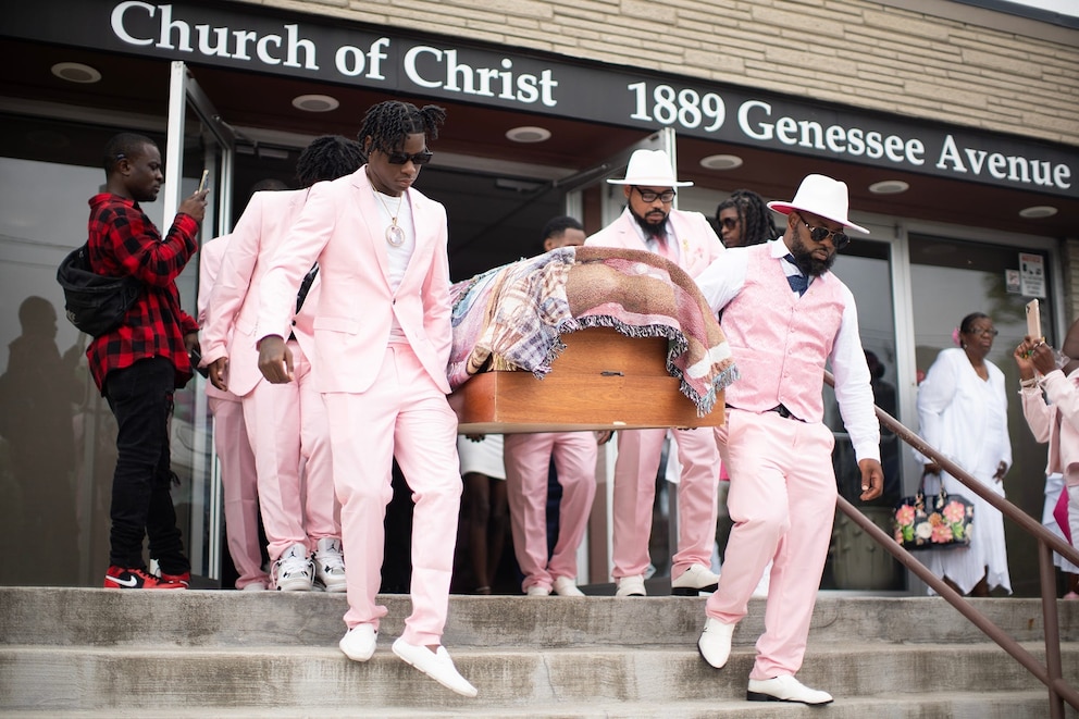 PHOTO: Family and friends mourn the loss of Ta'Kiya Young and her unborn daughter who died Aug. 24 after a Blendon Township police officer shot Young through the windshield of a car in the Kroger parking lot on Sunbury Road, Sept. 7, 2023, Columbus, Ohio.
