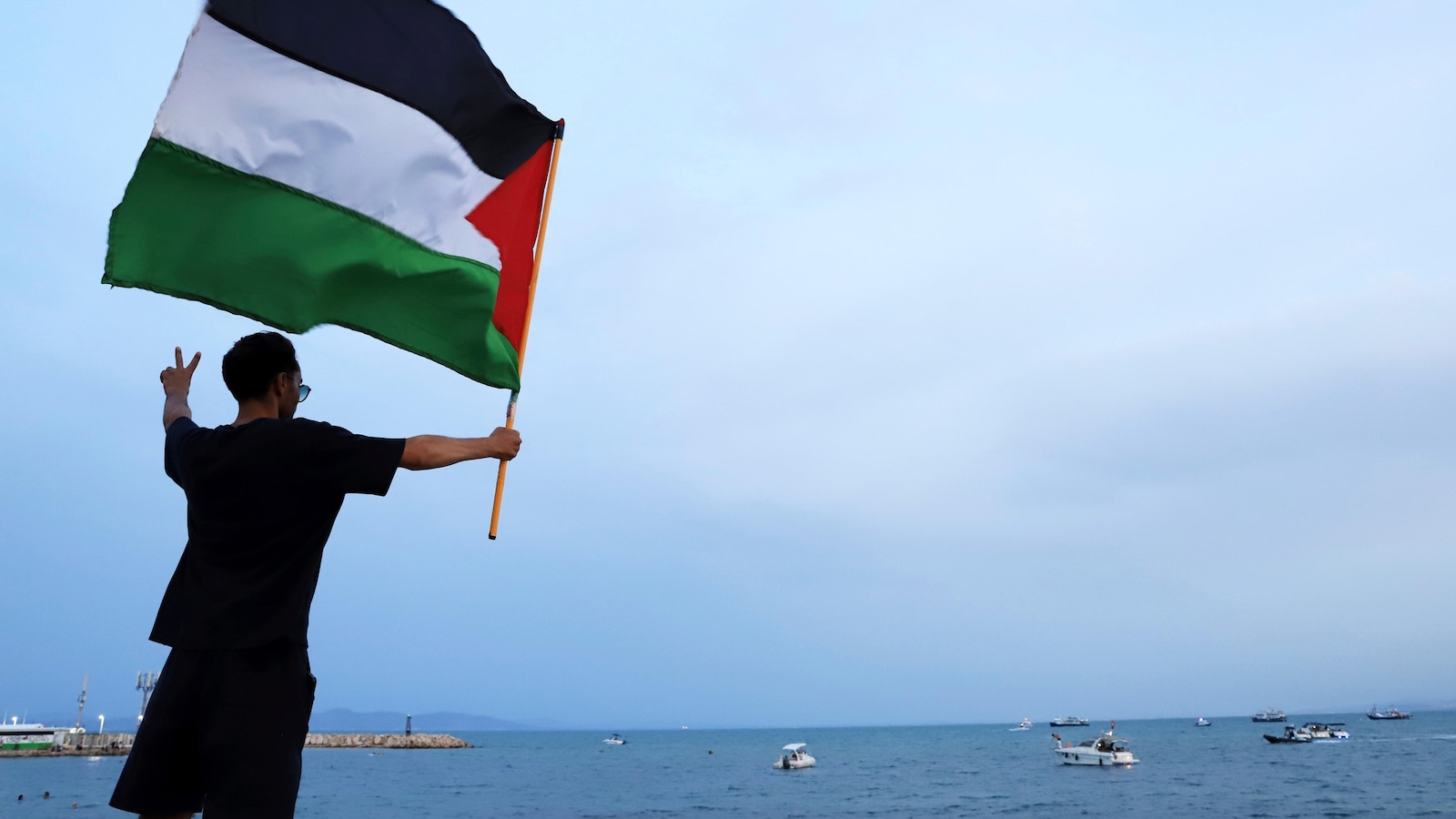 Международна активистка група казва че лодка във флотилията му е