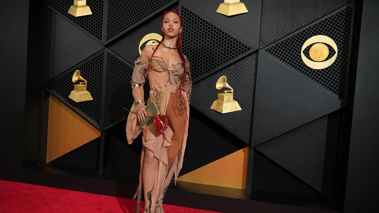 Addison Rae, Olivia Dean en andere rijzende sterren nemen plaats in op de rode loper van de Grammy’s