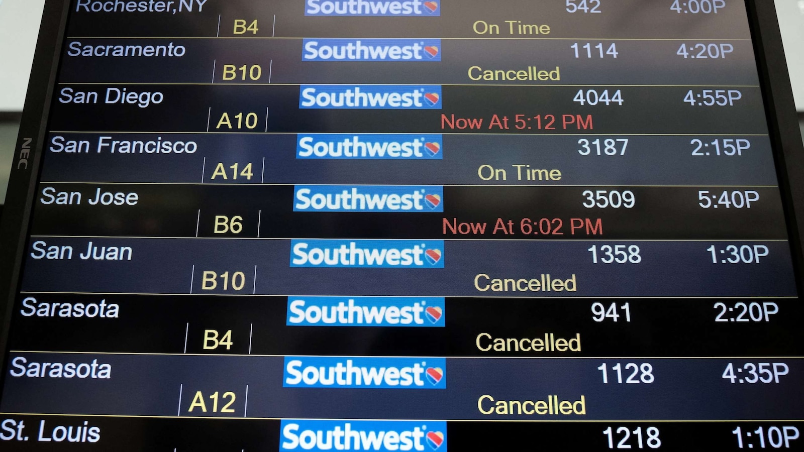 Lawmakers bash Southwest over flight cancellations ABC News(02)