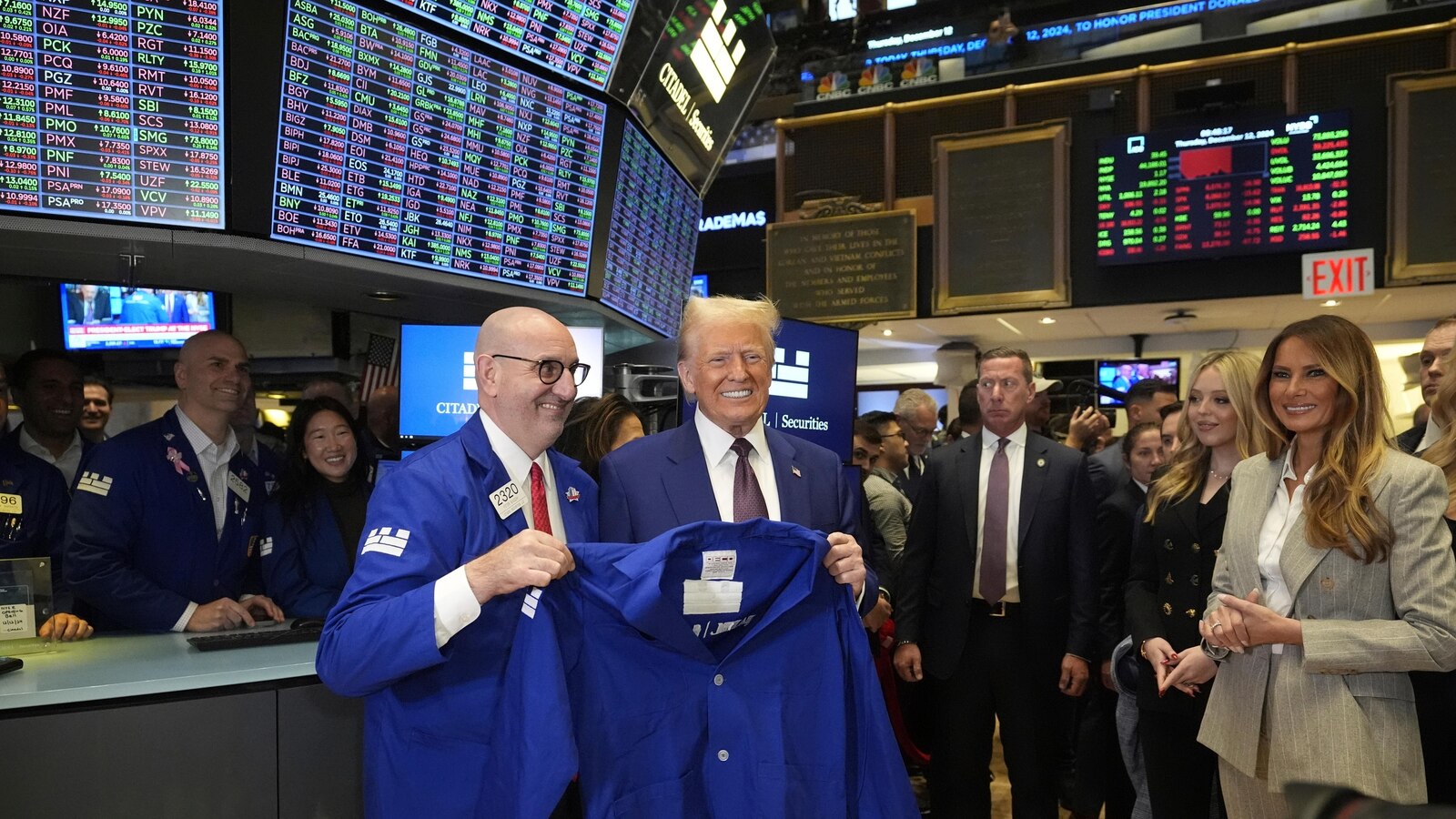 トランプ氏がタイム誌の今年の人に選ばれ、ニューヨーク証券取引所の開会の鐘を鳴らす