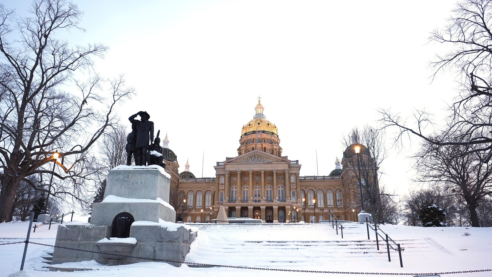  AP VoteCast: Iowa caucusgoers want big changes, see immigration as more important than the economy