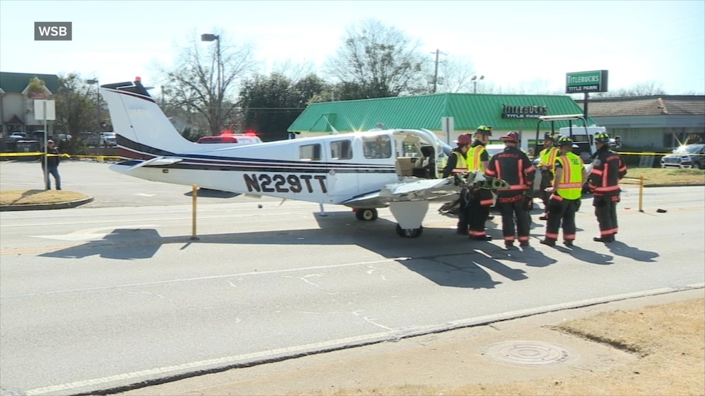 WATCH:  Video shows small plane crash on Georgia highway, minor injuries reported: Police