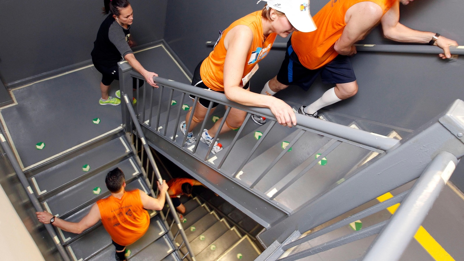 يحب مستخدمو أجهزة تسلق السلالم هذا التمرين، حتى لو تصرف الأمن وكأنهم يخططون لشيء ما يحب مستخدمو أجهزة تسلق السلالم هذا التمرين، حتى لو تصرف الأمن وكأنهم يخططون لشيء ما