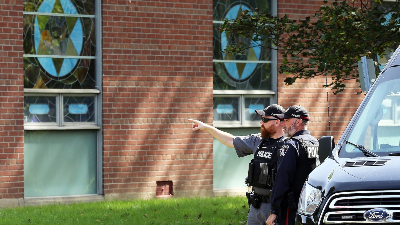 The suspect in a shooting outside a synagogue in Ontario, Canada, that critically injured a police officer has died, authorities said.