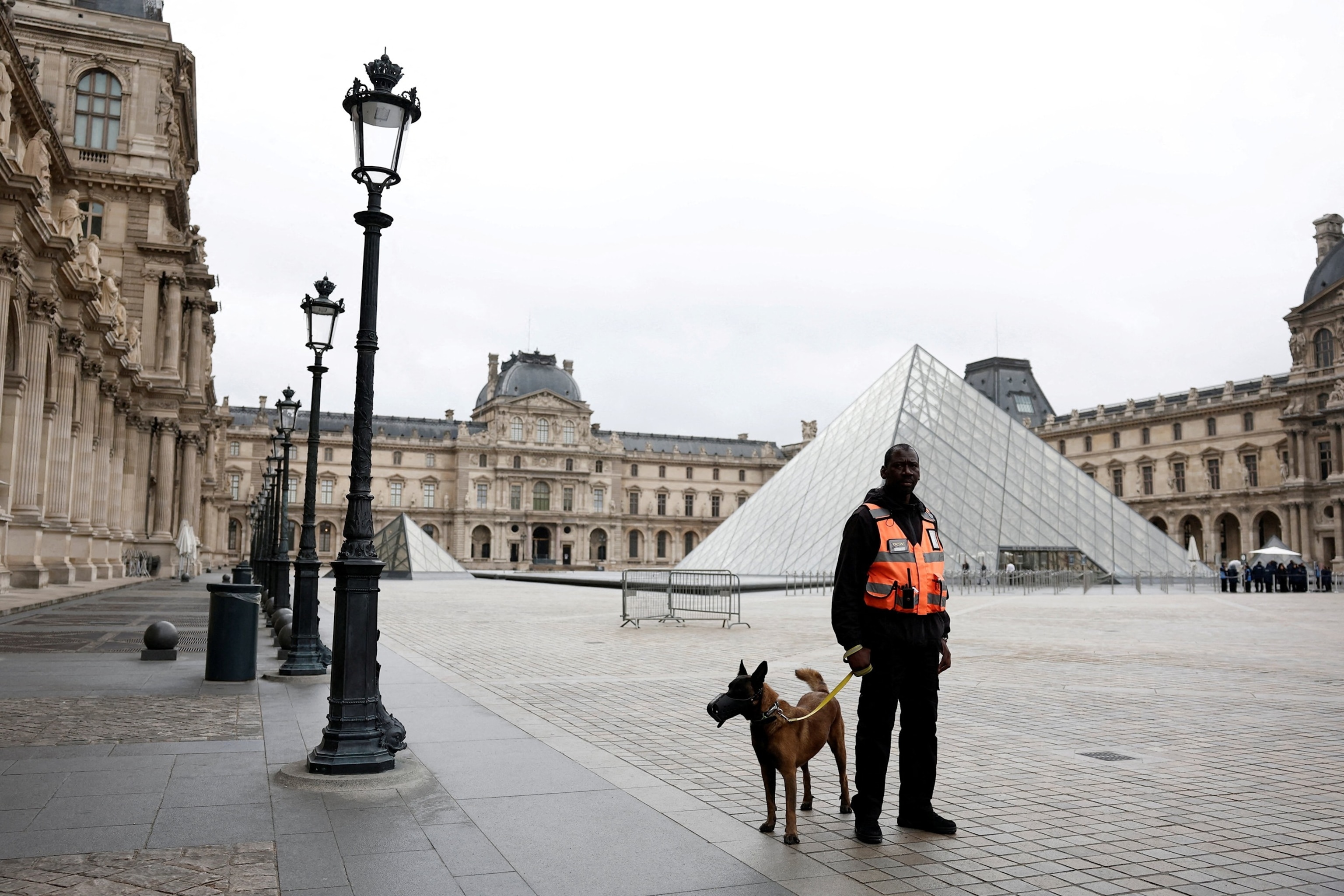 PHOTO: The Louvre Museum remains closed the day after the robbery