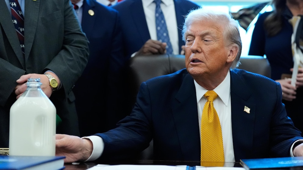 Trump signs a law returning whole milk to school lunches