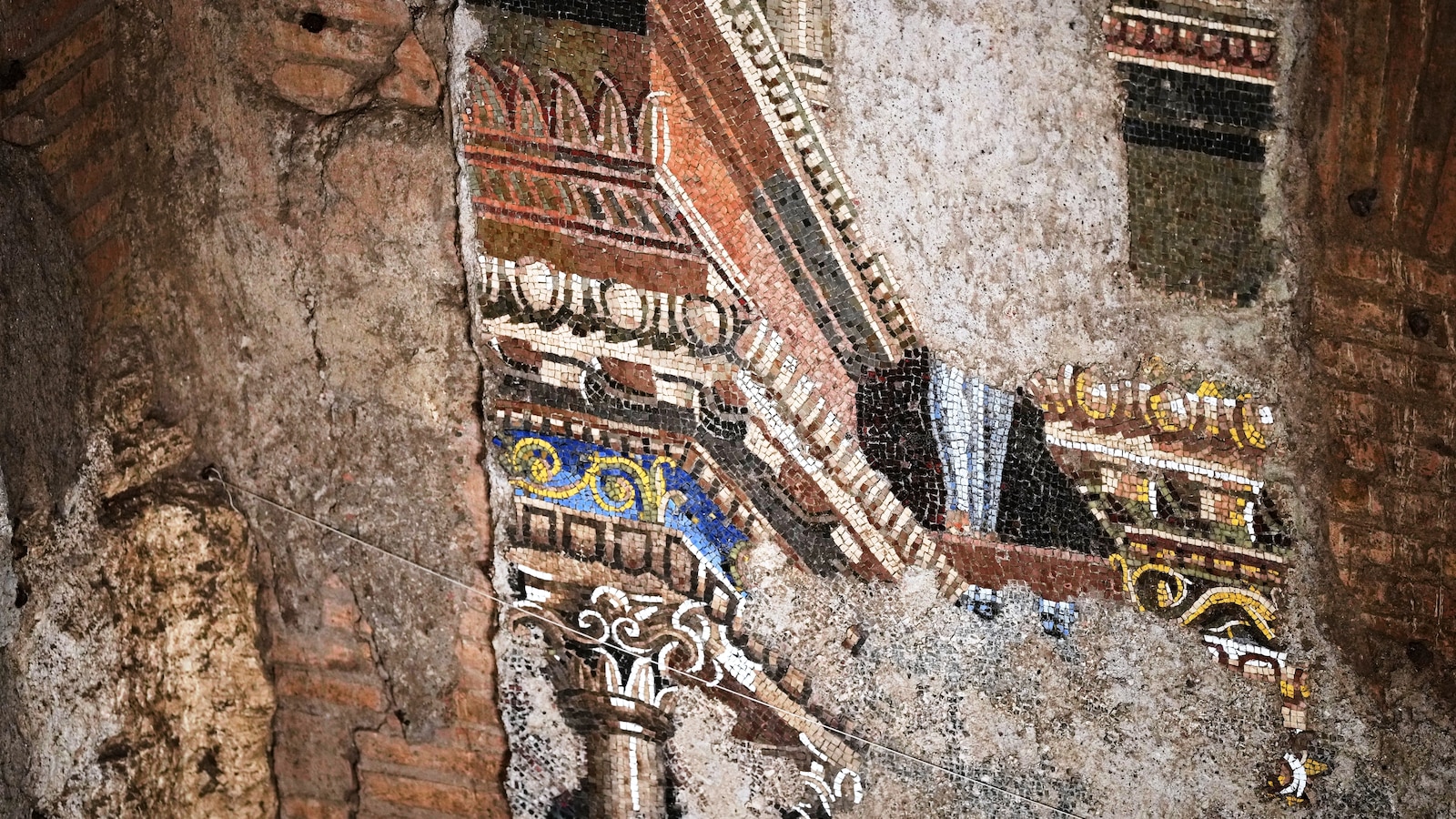 Ancient Roman fresco and mosaic featuring maritime city unveiled at Baths of Trajan