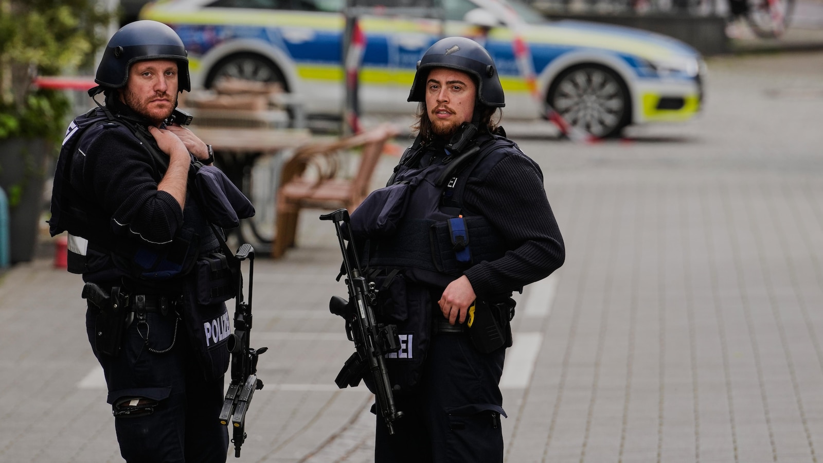 Police free 2 people after hostage alarm at German bank but find no perpetrators