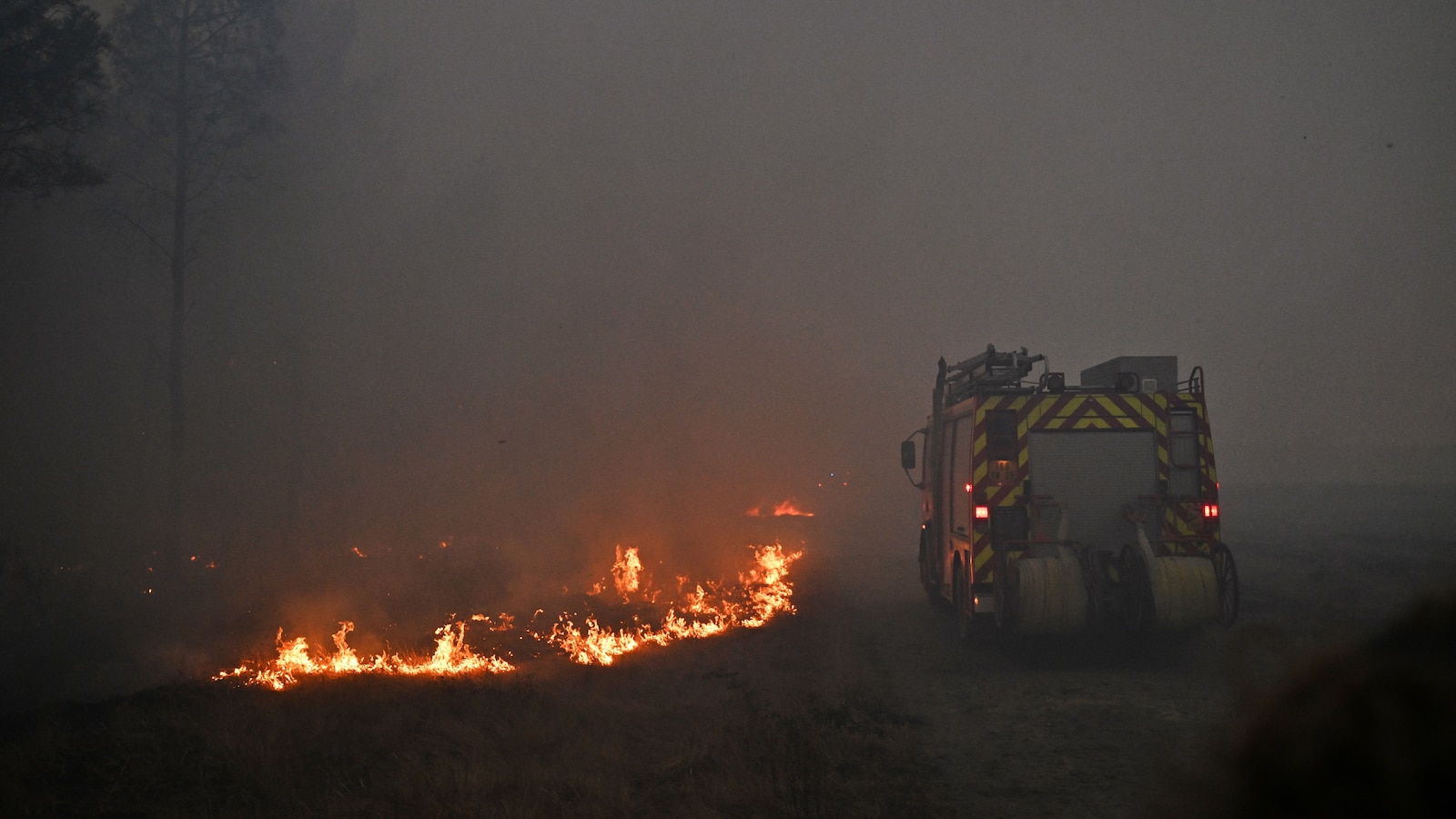 Макрон свиква кризисна среща, тъй като чудовищните горски пожари прогонват 250 000 души от домовете им