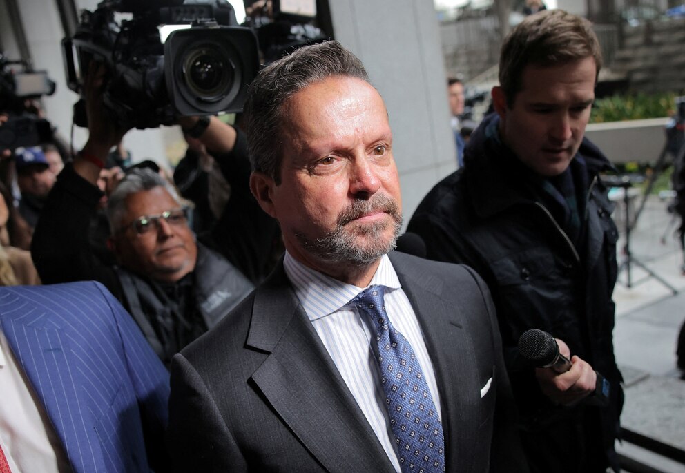 PHOTO: Defence attorney for Nick Reiner Alan Jackson arrives at court in Los Angeles