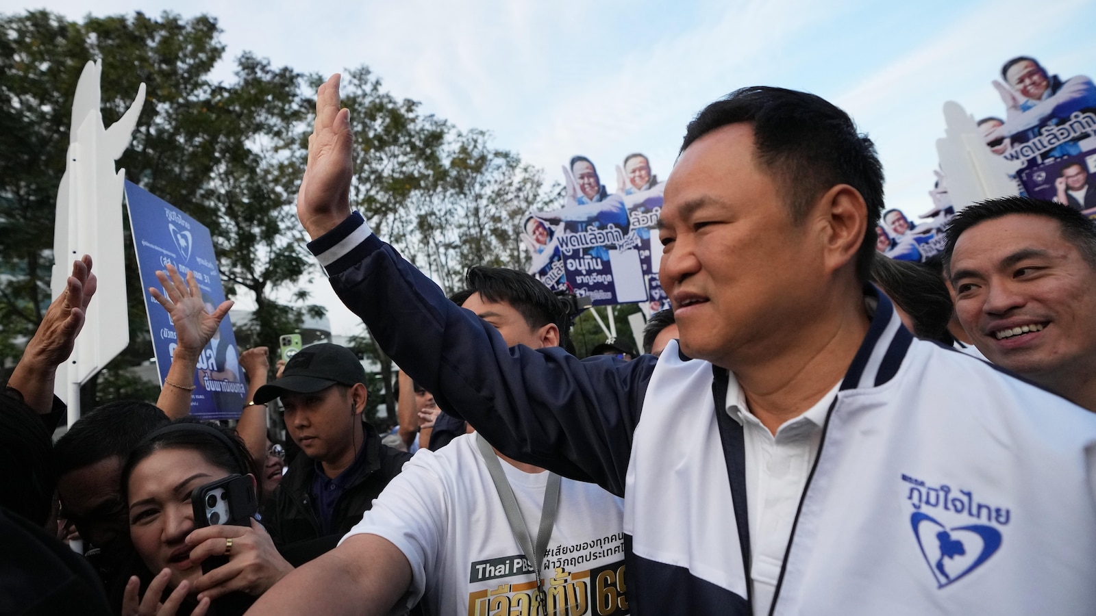 Политическите партии в Тайланд регистрираха своите кандидати за министър председател