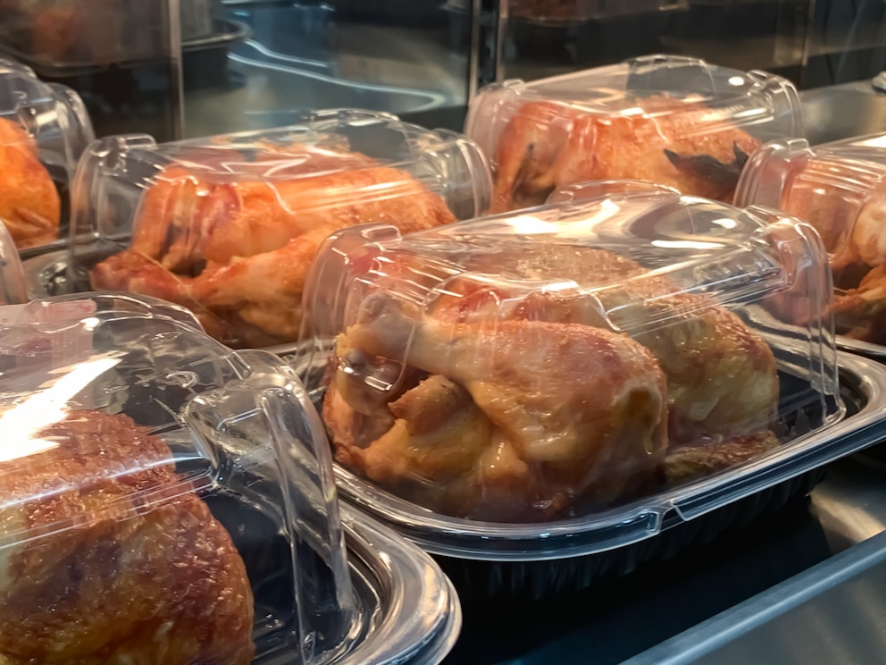 PHOTO: Packed roast chicken place on the shelf in an undated stock photo. 