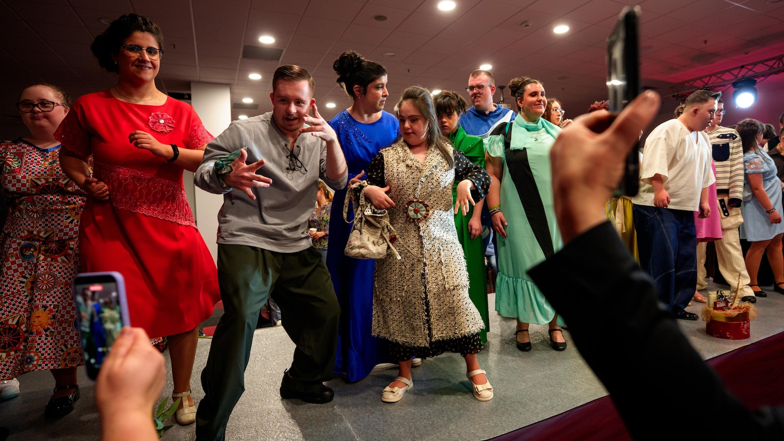 عارضات الأزياء المصابات بمتلازمة داون في رومانيا يقفن وقفة لليوم العالمي لمتلازمة داون.