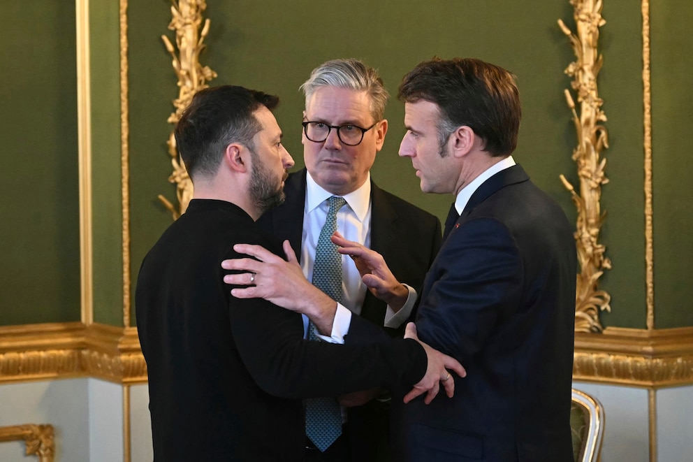 PHOTO: Britain's Prime Minister Starmer, center, Ukraine's President Zelenskyy, left, and France's President Macron meet during the European leaders' summit to discuss Ukraine, hosted by Britain's PM Starmer, at Lancaster House, London, March 2, 2025.