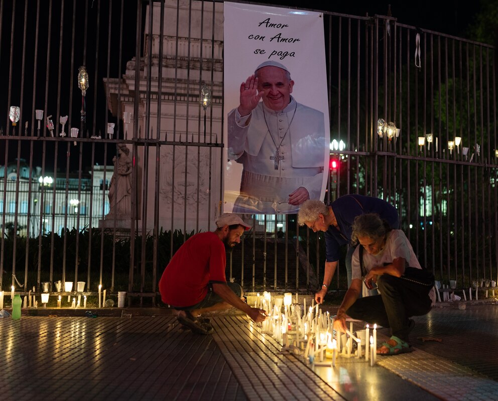 PHOTO: Torchlight March For Pope Francis Health In Buenos Aires