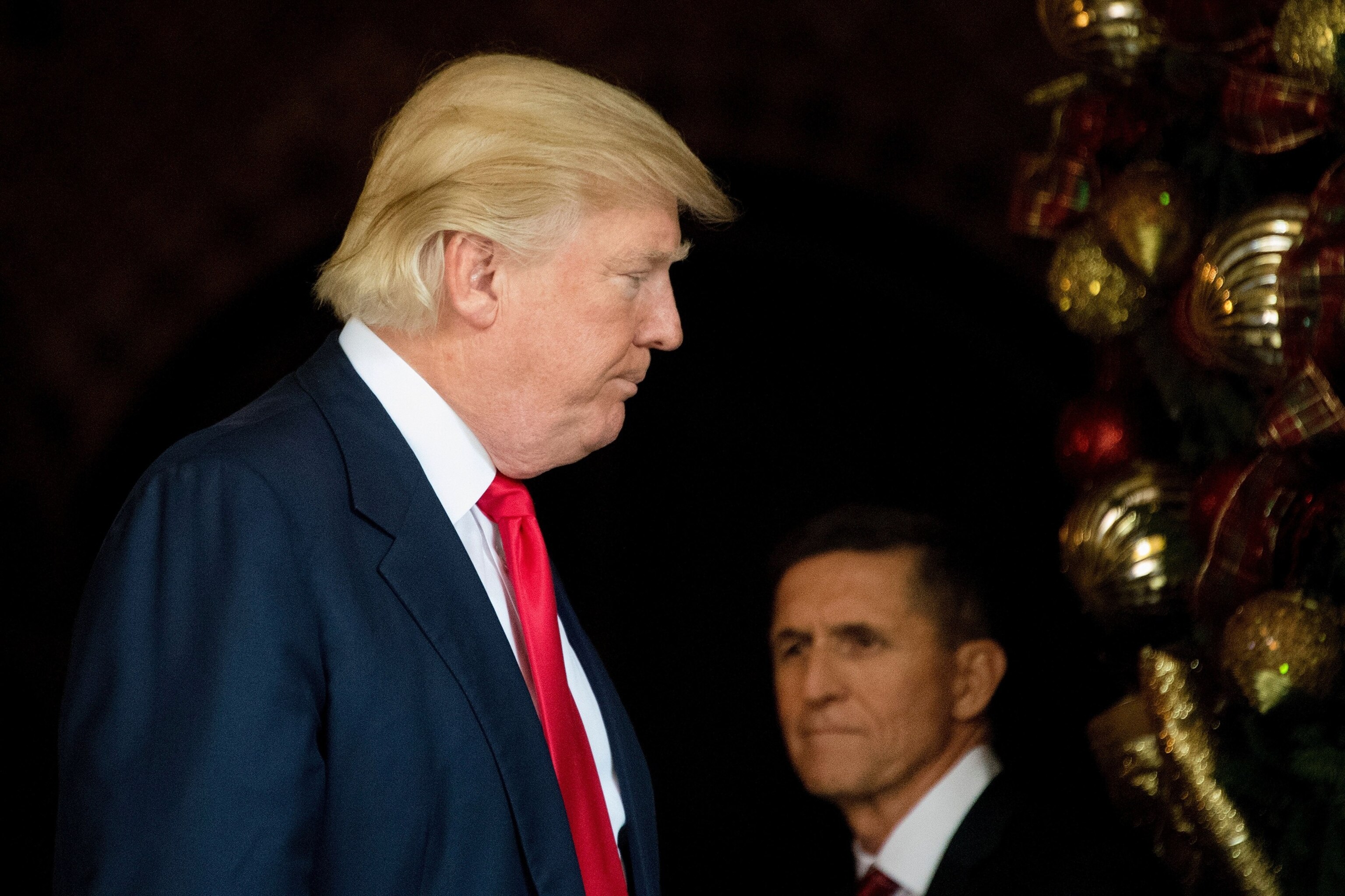 PHOTO: President-elect Donald Trump stands with Trump National Security Adviser Lt. General Michael Flynn at Mar-a-Lago in Palm Beach, Fla., where he is holding meetings, Dec. 21, 2016.