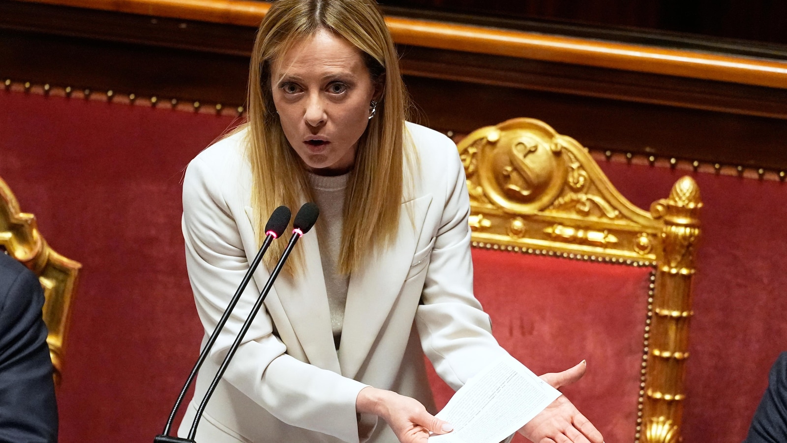 وأشادت ميلوني باعتقال أحد كبار المشتبه بهم في عائلة الجريمة بعد مداهمة منتجع إيطالي