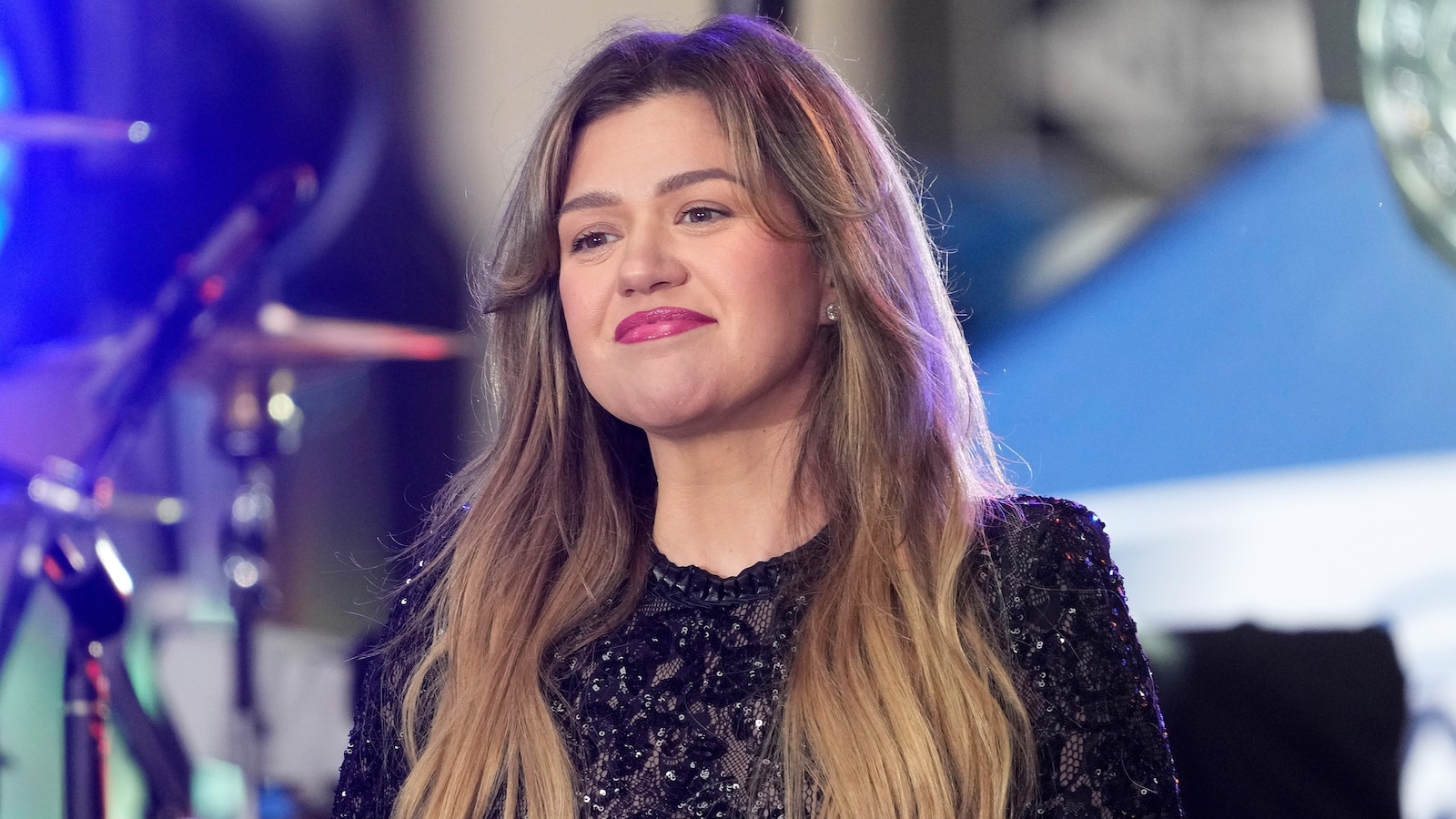Newly released surveillance video shows Kelly Clarkson in Brooklyn store