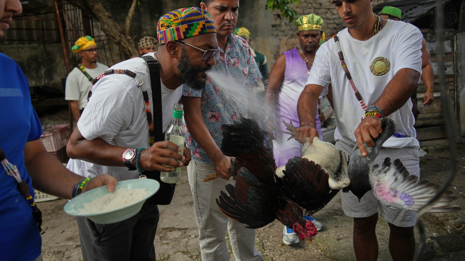 Кубинските Сантерос предлагат подаръци и молят божествата за мир, докато напрежението със САЩ расте