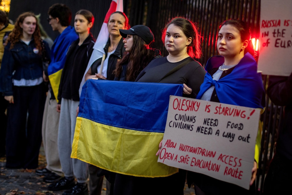 PHOTO: Members of the Ukrainian diaspora display a Ukrainian flag as they protest in front the US Embassy in Warsaw on Oct. 6, 2026.