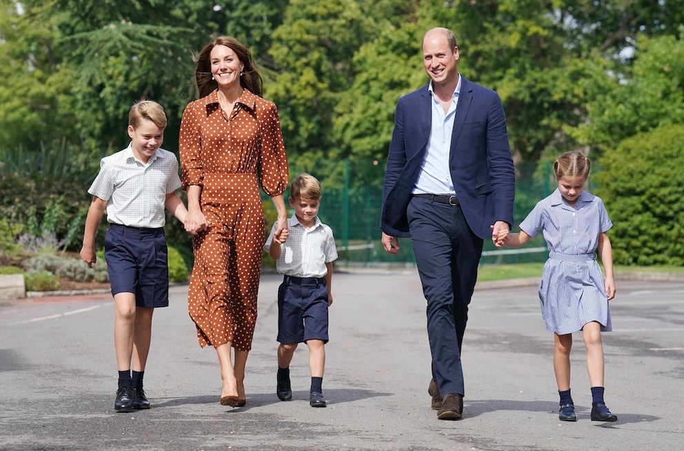 PHOTO: Prince George, Princess Charlotte and Prince Louis accompanied by their parents arrive for a settling in afternoon at Lambrook School, near Ascot, Sept. 7, 2022, in Bracknell, England. 