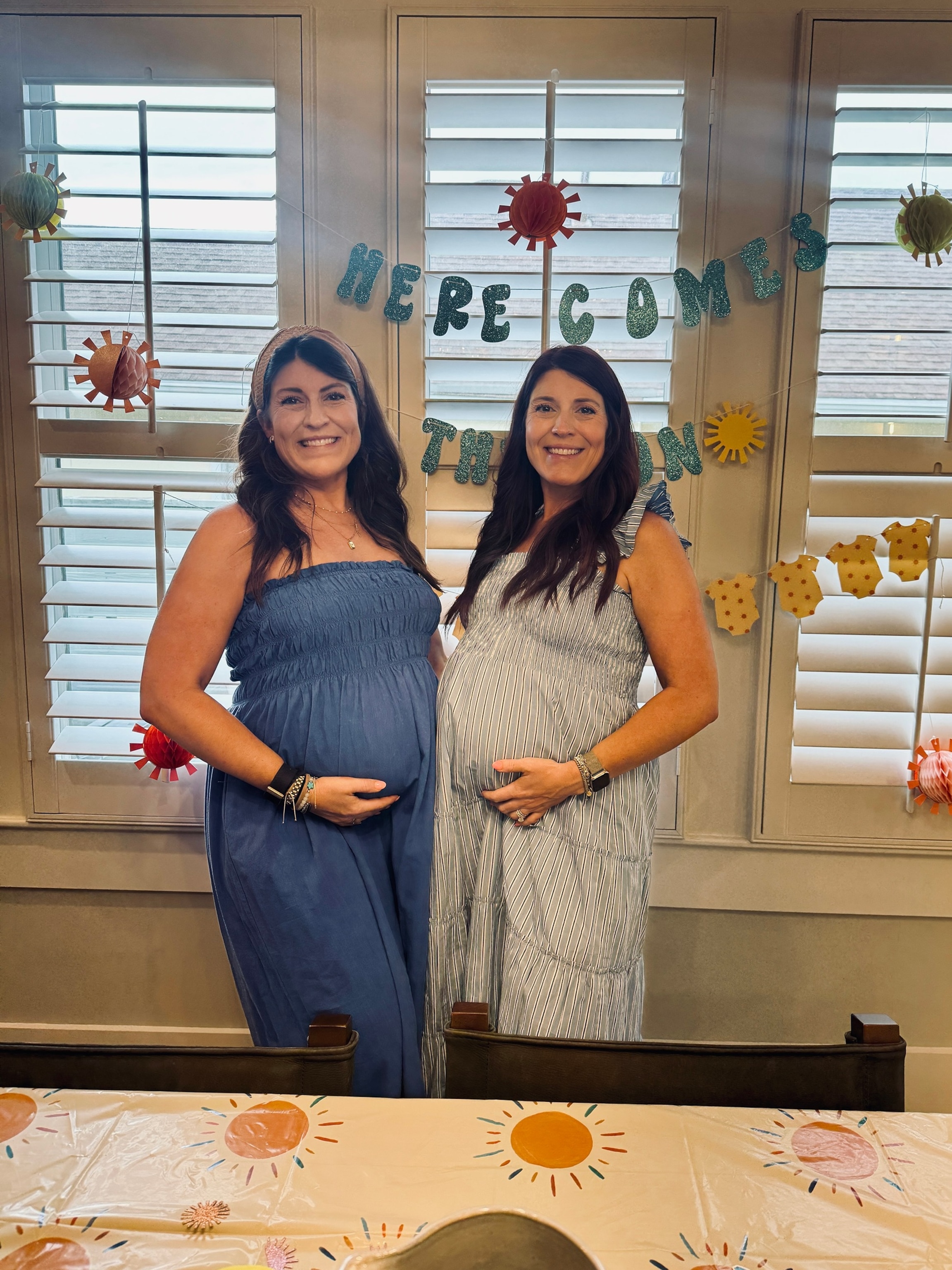 Identical twin sisters open up about babies on same day, in(01)