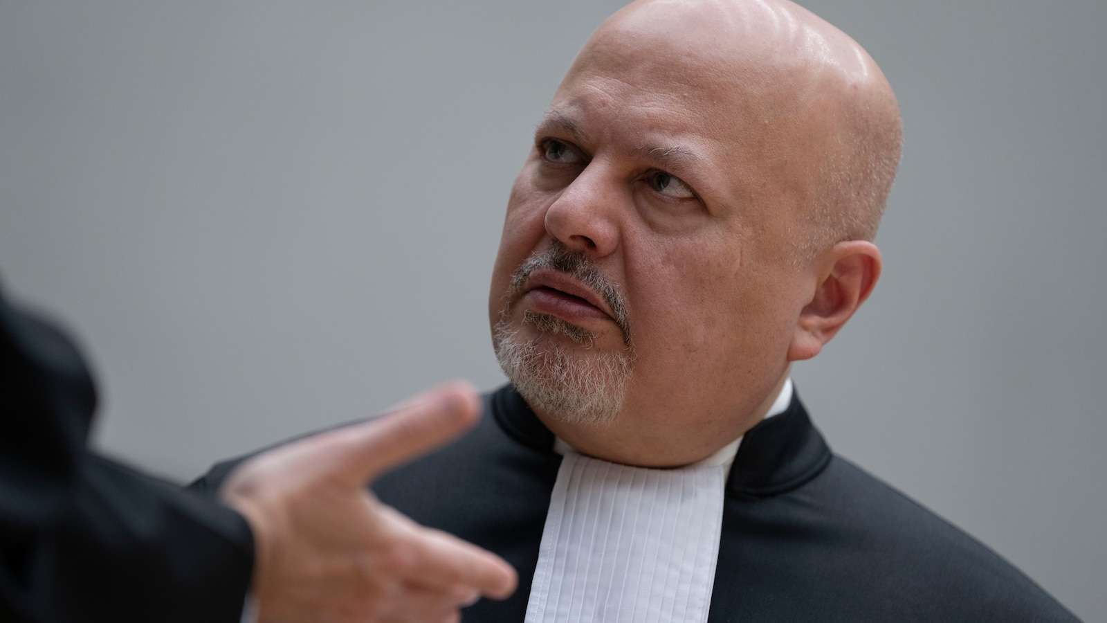 Прокурорът на ICC временно отстранен от британската адвокатска колегия