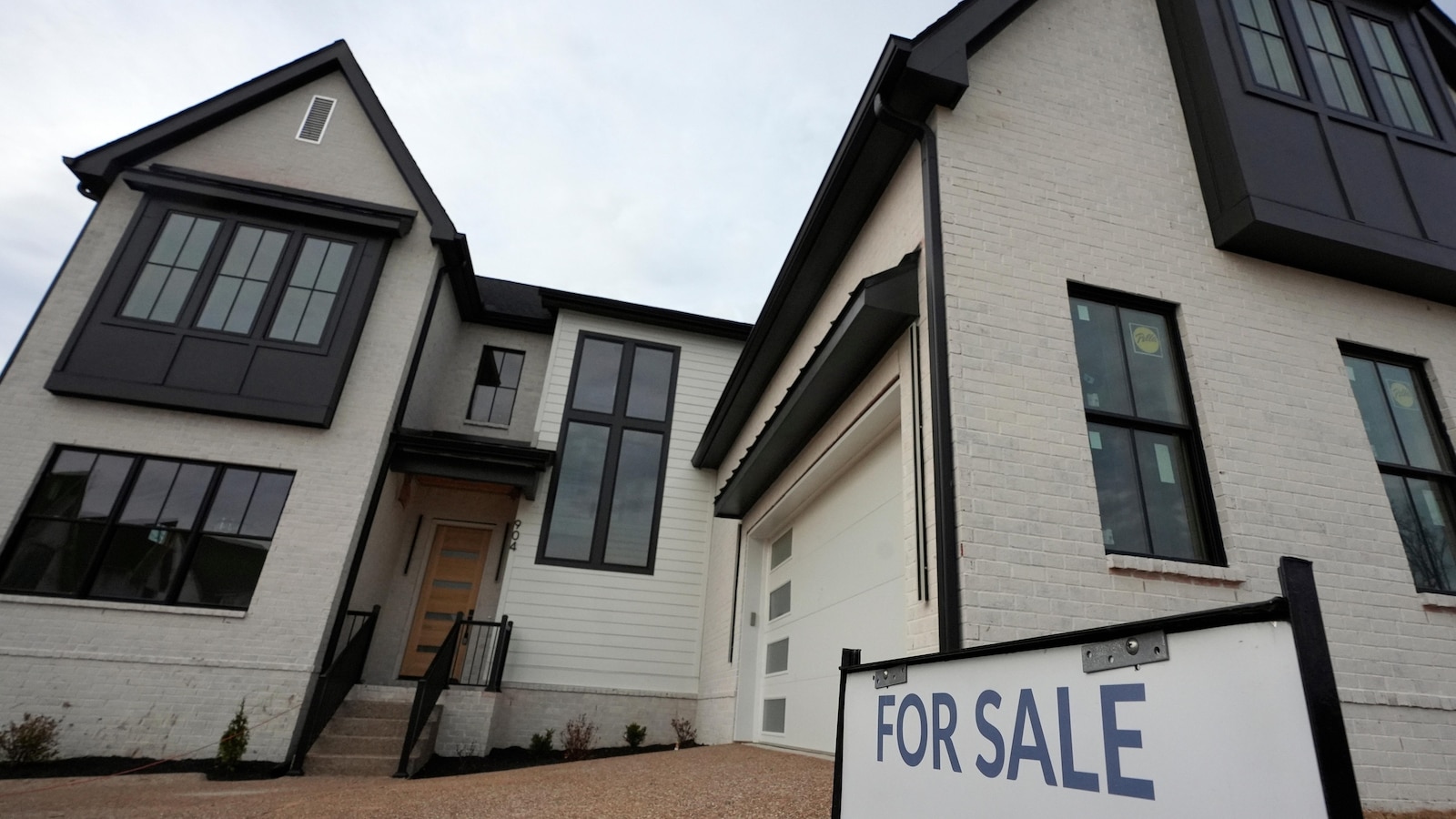 US home sales flat in April as lackluster spring homebuying season lurches forward