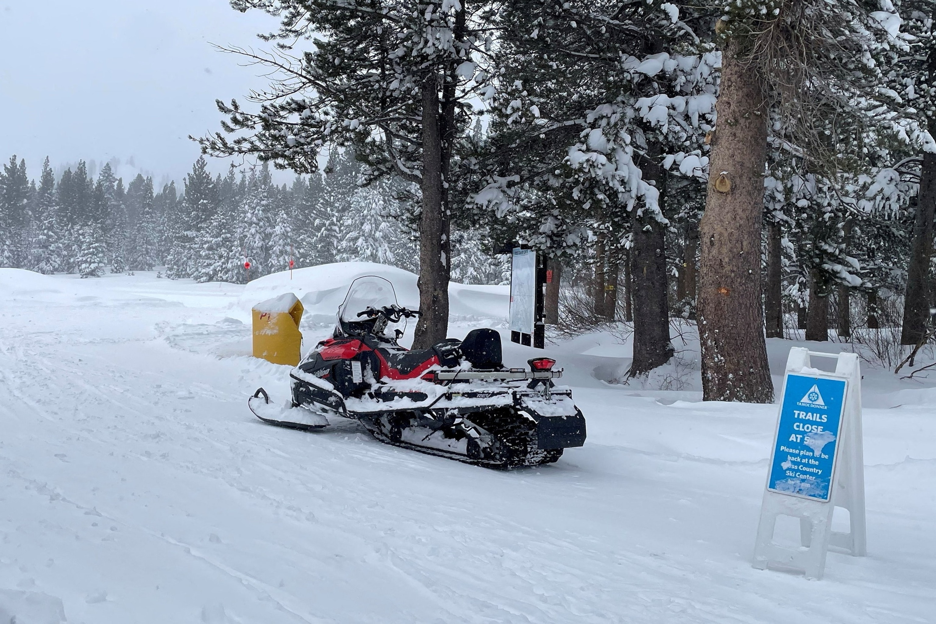 Foto: Equipos de rescate se despliegan en un lugar de avalancha en las laderas rurales de las montañas de Sierra Nevada en California.