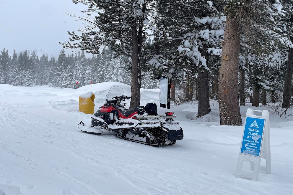 PHOTO: Rescue teams deploy to the site of an avalanche in a backcountry slope of California's Sierra Nevada mountains