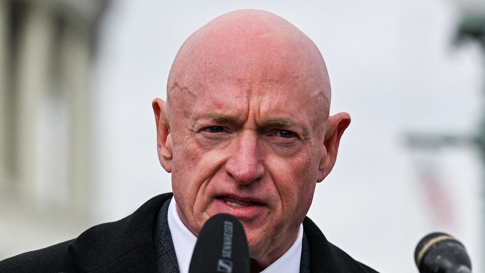 هگسث به نیروی دریایی دستور داد تا سناتور کلی را به دلیل 'سوءرفتار احتمالی غیرقانونی' بررسی کند