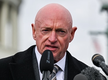 سناتور مارک کلی در یک کنفرانس خبری در کپیتول هیل سخنرانی می‌کند.